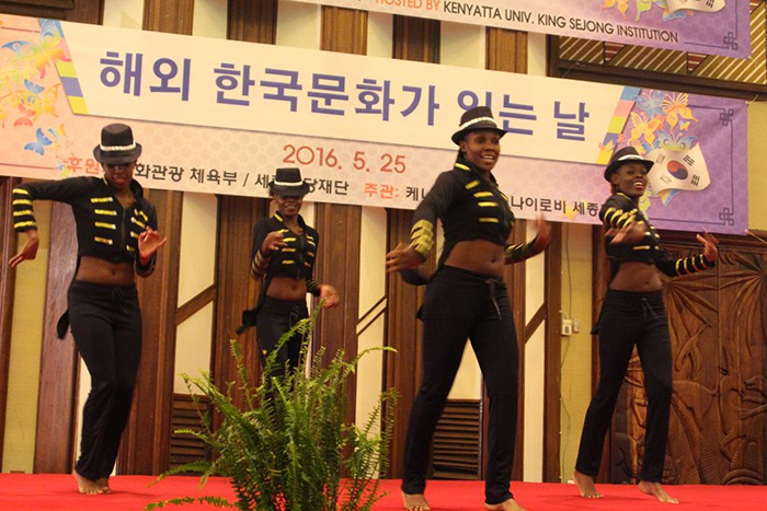 케냐인 요리사들이 한국음식인 파전, 김밥을 능숙하게 만들고 있다. 