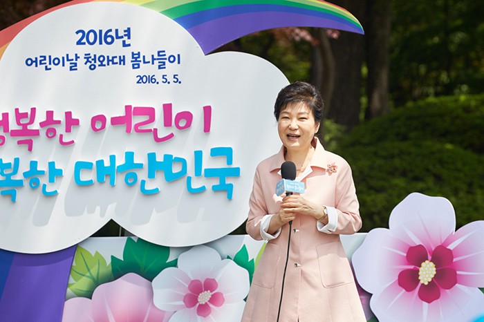 President Park Geun-hye delivers words of encouragement during a special event to mark Children’s Day at Cheong Wa Dae on May 5. She said that she hopes the children will be able to realize their dreams, become important players in society, and be a bastion of hope for the country.