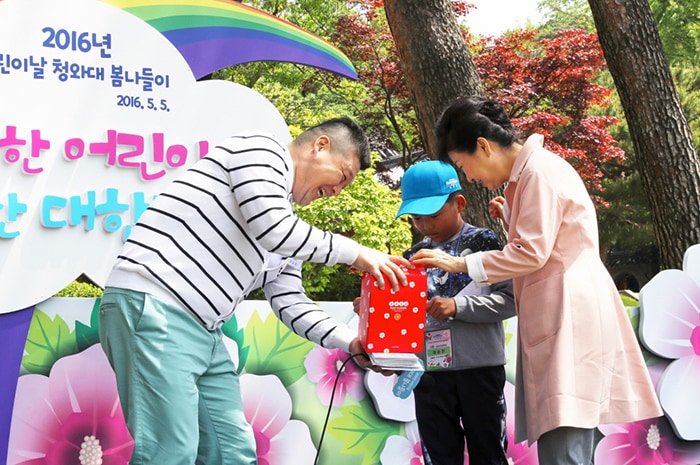 President Park Geun-hye receives a box of letters as a gift from one of the children on May 5.