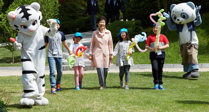 President Park Geun-hye enjoys spending time with children in the gardens of Cheong Wa Dae to mark Children’s Day on May 5.