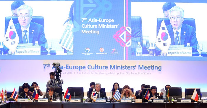 Minister of Culture, Sports and Tourism Kim Jongdeok (center) announces the Declaration of Chairs' Statement from the seventh Asia-Europe Culture Ministers' Meeting, in Gwangju on June 24.