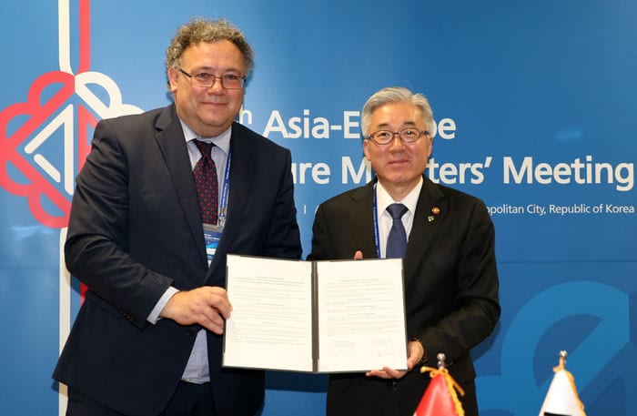 Minister of Culture, Sports and Tourism Kim Jongdeok poses for photos with Hungarian Minister of State for Cultural and Science Diplomacy Balint Istvan Ijgyarto after signing an MOU covering cooperation and cultural exchanges on June 24.
