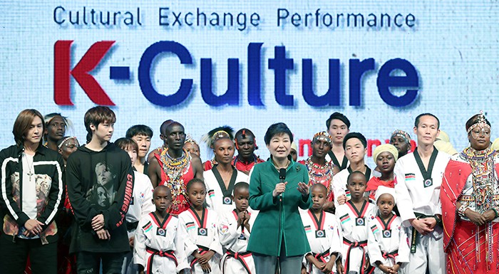 President Park Geun-hye speaks to the audience after the K-culture in Nairobi concert on May 31 in the Kenyan capital. She emphasized the importance of cross-cultural exchanges that help people to better understand each other and to communicate from the heart.