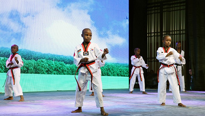 Taekwondo demonstrations grab the audiences' attention in the concerts that take place in Addis Ababa, Kampala and Nairobi. At each venue, the audience packed the hall to give a big round of applause for the child athletes who showed off their taekwondo moves. The photos above show children from Ethiopia, Uganda and Kenya giving a taekwondo performance.