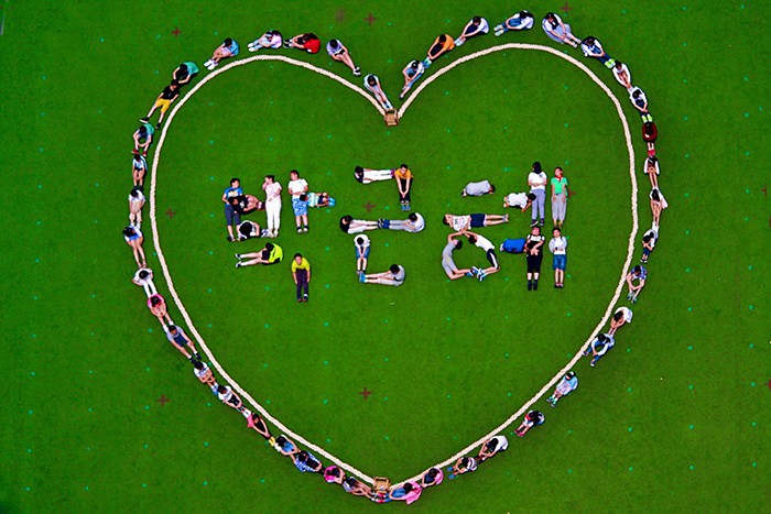 Sixty-six students from Bashu Elementary School in Chongqing send a gift to President Park Geun-hye. The gifts include photos of students who formed a giant heart, and handwritten messages of support for President Park.