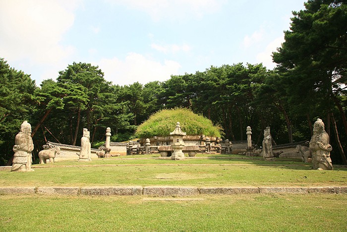 UNESCO has designated Joseon royal tombs as official World Heritage sites. At the Donggureung tomb site in Guri, Gyeonggi-do Province, nine UNESCO-designated royal tombs are found in one spot. The photo shows the Geonwonneung, the grave of Joseon founder Yi Seong-gye.