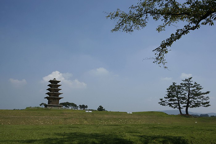People can learn more about cultural assets from the Baekje Kingdom at the Baekje Historic Areas in Iksan, Jeollabuk-do Province. The photo shows the scenery of the archaeological site in Wanggung-ri.
