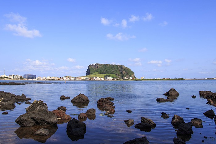 Jeju Island is known for its well-preserved topographic features. The volcanic island received recognition in 2007 as Hallasan Mountain, the Seongsan Ilchulbong and the Geomunoreum Lava Tube System were added to the list of UNESCO World Natural Heritage sites. The above photo shows the Seongsan-Ojo trail where visitors can walk around the Seongsan Ilchulbong and other volcanic features in the nearby villages.