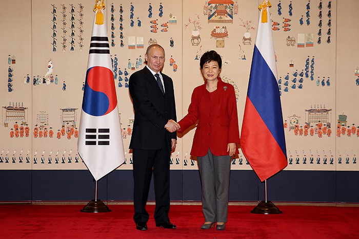 President Park Geun-hye will attend the Eastern Economic Forum on Sept. 2 and 3 in Vladivostok, Russia, and hold summit talks with Russian President Vladimir Putin. Though they have met on various occasions, the two leaders last held an official bilateral summit in Seoul in November 2013.