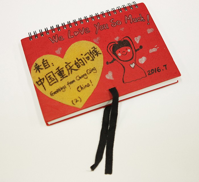 The above card is one of the gifts for President Park Geun-hye from students at Bashu Elementary School in Chongqing. The card has a drawing of a student making a big heart with her arms, with the message, 'We love you so much.'