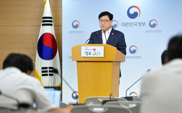 Minister of Health and Welfare Chung Chinyoub delivers a briefing about the government’s new measures to tackle the issue of low birthrates.