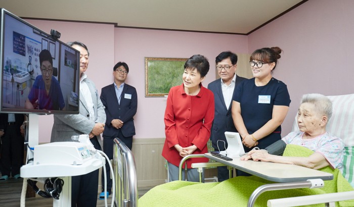 President Park Geun-hye (center) visits a medical center on Aug. 5 as a patient receives telemedicine services. The government is set to expand telemedicine services for those who have limited access to them.
