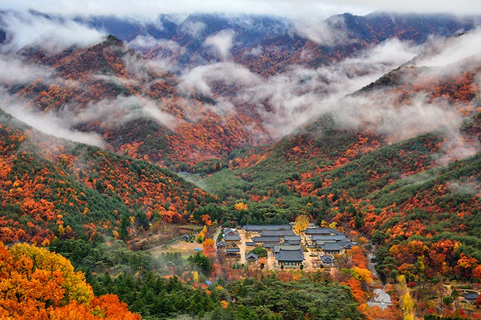 A photo of Unmunsa Temple in Cheongdo-gun County, Gyeongsangbuk-do Province, also wins a silver prize.
