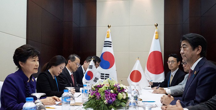President Park Geun-hye (left) and Japanese Prime Minister Shinzo Abe hold summit talks in Vientiane, Laos, on Sept. 7.