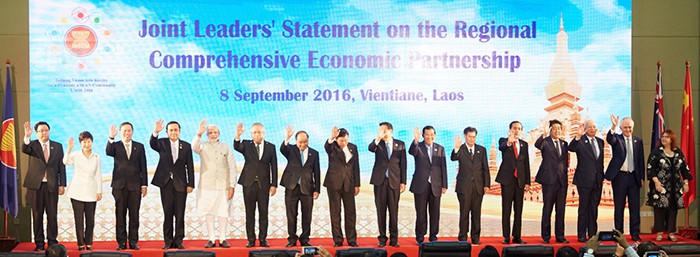 President Park Geun-hye poses for a group photo with other world leaders at the East Asia Summit in Vientiane, Laos, on Sept. 8. The EAS adopted a joint declaration on the Regional Comprehensive Economic Partnership (RCEP) and urged North Korea to immediately give up its nuclear weapons and missile programs.