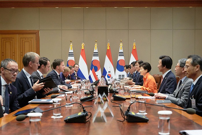 President Park Geun-hye (fourth from right) and Prime Minister of the Netherlands Mark Rutte hold a summit meeting at Cheong Wa Dae on Sept. 27.