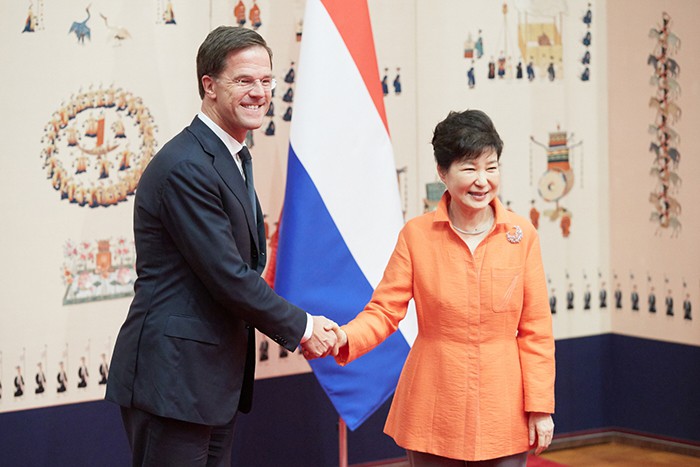Prime Minister of the Netherlands Mark Rutte (left) and President Park Geun-hye pose for a photo prior to summit talks at Cheong Wa Dae on Sept. 27. The two leaders discussed measures to substantially boost bilateral cooperation.