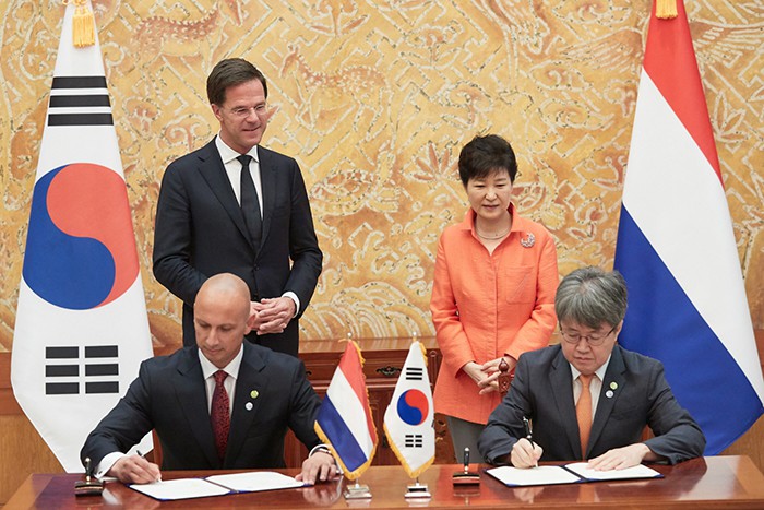 Prime Minister of the Netherlands Mark Rutte (back, left) and President Park Geun-hye (back, right) attend a signing ceremony on Sept. 27 where representatives of the two nations' statistical authorities sign an MOU covering cooperation on big data and statistics.