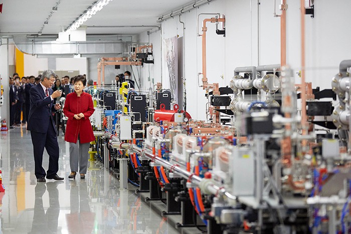 President Park Geun-hye listens to an explanation from a representative of the Pohang Accelerator Laboratory about the newly established fourth-generation synchrotron facilities, on Sept. 29.