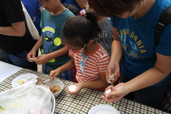 The Gyeongju National Museum is hosting folk games and traditional food programs this year. Visitors last year try their hand at making some delicious <i>songpyeon</i> rice cake.