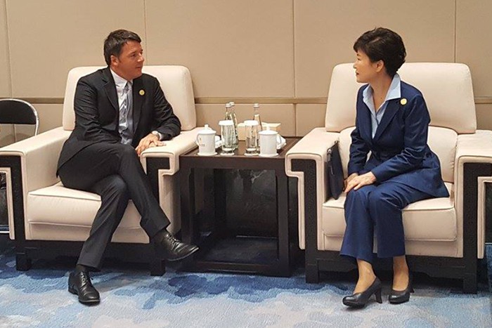 Italian Prime Minister Matteo Renzi (left) and President Park Geun-hye hold summit talks in Hangzhou, in Zhejiang Province, China, on Sept. 5.