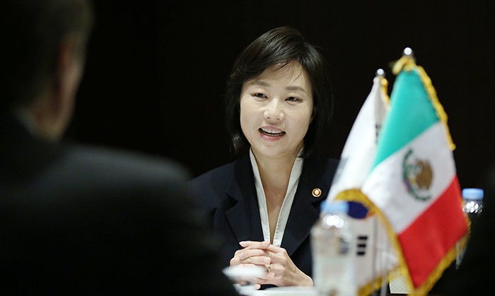 조윤선 문화체육관광부 장관이 20일 한국을 찾은 엔리케 데 라 마드리드 멕시코 관광부 장관과 양국 문화•관광산업 발전을 위한 협력 사안에 대해 이야기를 나누고 있다.