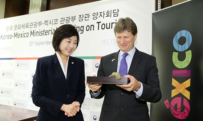 조윤선 문화체육관광부 장관이 20일 한국을 찾은 엔리케 데 라 마드리드 멕시코 관광부 장관에게 ‘친록필함’을 선물한 뒤, 필함에 대해 설명하고 있다. ‘친록필함’은 경복궁 영제교의 상상 속 벽사 동물 ‘친록’이 금속 장식된 물푸레 나무 필함이다.