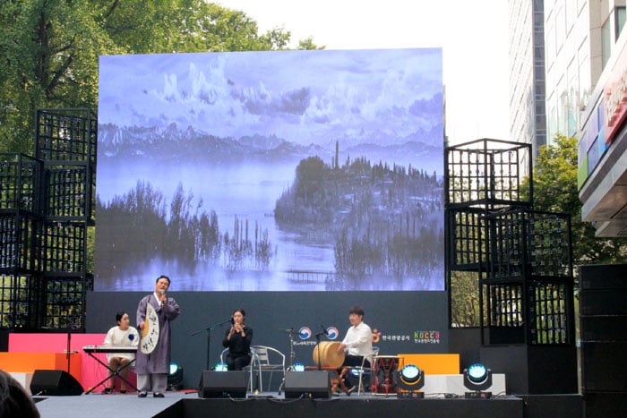 A series of outdoor performances dubbed the ‘Myeonginjeon’ are held in front of the K-Style Hub building near the Cheonggyecheon Stream in Jung-gu District, Seoul, from Aug. 31 to Sept. 9. The performances began on Aug. 31, the last Wednesday of the month.