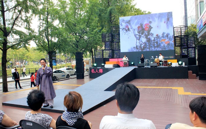 The opening performance of the 'Myeonginjeon' attracts visitors to the Cheonggyecheon Stream in Jung-gu District, Seoul. The opening took place on Aug. 31 and featured performances in various genres, including percussion troupes, drum dances, musical galas and a folk song medley. Performances will run from Aug. 31 to Sept. 9 in front of the K-Style Hub building near the Cheonggyecheon Stream in central Seoul.