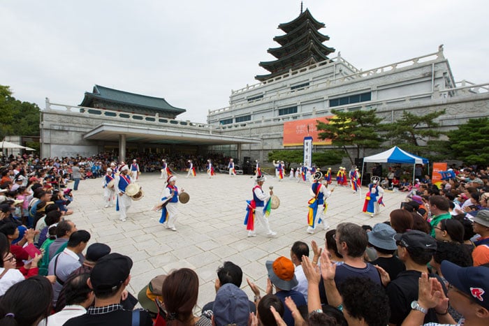 Ahead of the Chuseok holidays, people head to the National Folk Museum of Korea to enjoy a <i>nongak</i> performance of traditional farmers’ music. National museums across Korea, including the National Folk Museum, will host a variety of events to mark the upcoming Chuseok holidays.