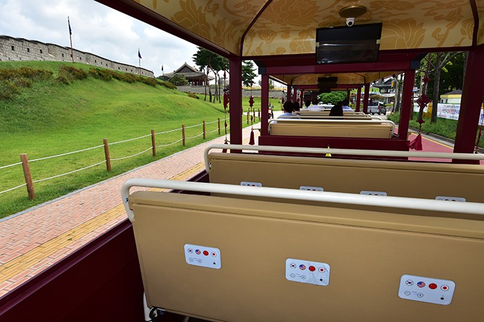 Passengers can listen to tourist information in Korean, English, Mandarin or Japanese on board the Hwaseong Eocha. The windows on the new vehicle are detachable, depending on the season.