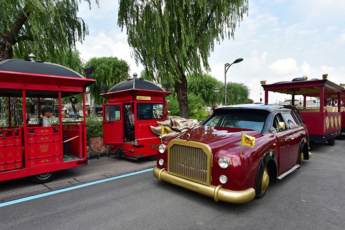 The old dragon-shaped tourist train (left) is being replaced by a new tourist train, the Hwaseong Eocha (right).