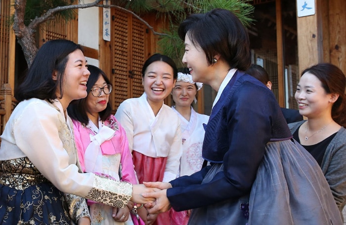 Minister of Culture, Sports and Tourism Cho Yoonsun (second from right) greets popular Chinese online personalities who are visiting Korea at the Bukchon Hanok Village in Seoul on Oct. 3.