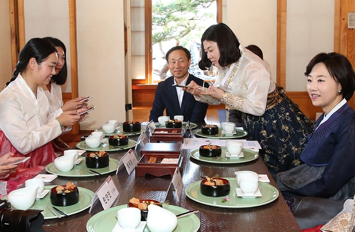 Famous Chinese bloggers and online personalities meet Minister of Culture, Sports and Tourism Cho Yoonsun (right) on Oct. 3 in Seoul. They've been blogging and broadcasting online about their Korea trip, while enjoying traditional Korean experiences and meals.