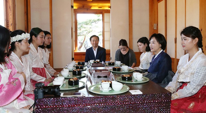 Famous Chinese bloggers and online personalities chat with Minister of Culture, Sports and Tourism Cho Yoonsun (second from right) about Korean history, traditions and tourism.