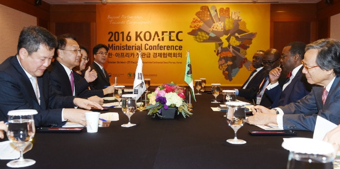 Deputy Prime Minister Yoo Il-ho (second from left) and AfDB President Akinwumi Adesina hold a meeting in Seoul on Oct. 25.