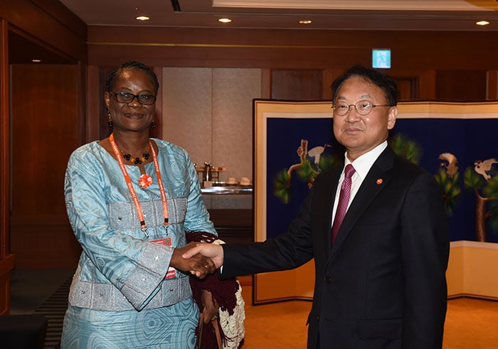 Finance Minister Hadizatou Rosine Coulibaly Sori of Burkina Faso (left) and Deputy Prime Minister Yoo Il-ho pose for a photo in Seoul on Oct. 25.