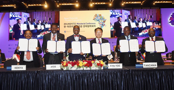 Deputy Prime Minister Yoo Il-ho (fourth from left) poses for a photo with participants in the 2016 KOAFEC Ministerial Conference after signing letters of intent for the KOAFEC Trust Fund and for the Economic Cooperation Development Fund (EDCF), in Seoul on Oct. 25.