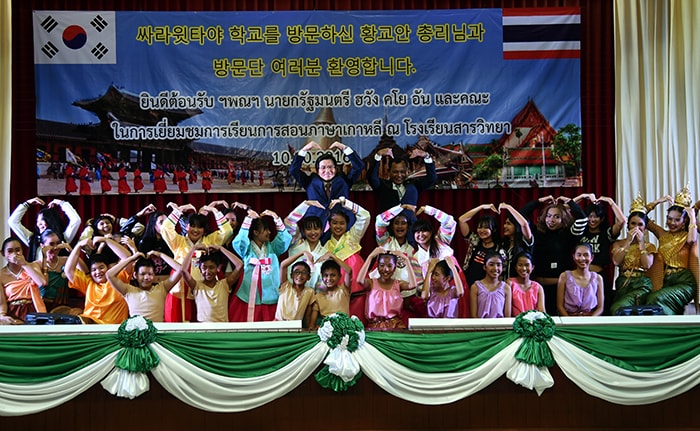Prime Minister Hwang Kyo-ahn (center) visits a middle school in Sarawittaya, Thailand, on Oct. 10.