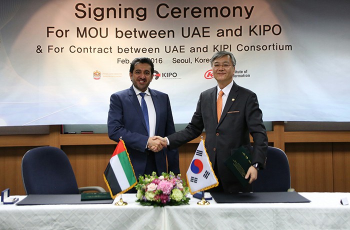 Ahmed Al Shehhi (left), undersecretary for the economy at the Ministry for Economic Affairs in the UAE, and KIPO Commissioner Choi Donggyou pose for a photo on Feb. 25, 2016, in Seoul. They signed an MOU covering cooperation and the export of Korea’s intellectual property management system to the UAE.