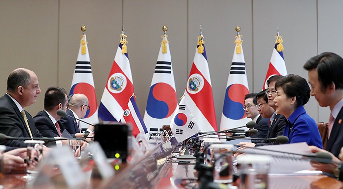 Costa Rican President Luis Guillermo Solis Rivera (left) and President Park Geun-hye hold summit talks on Oct. 12 at Cheong Wa Dae.