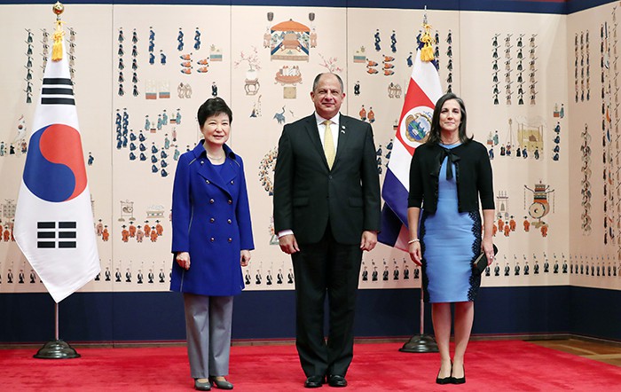 President Park Geun-hye (left) poses for a photo with Costa Rican President Luis Guillermo Solis Rivera (center) and Costa Rican First Lady Mercedes Peñas Domingo at Cheong Wa Dae on Oct. 12.