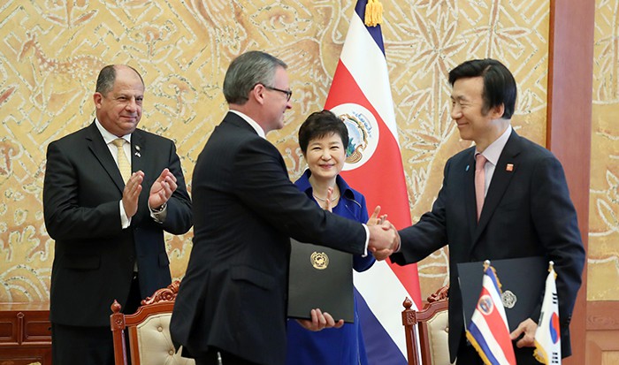 Costa Rican President Luis Guillermo Solis Rivera (left) and President Park Geun-hye (third from left) attend an MOU signing ceremony at Cheong Wa Dae on Oct. 12. Costa Rican Foreign Minister Manuel Gonzalez Sanz (second from left) and Minister of Foreign Affairs Yun Byung-se shake hands after signing an MOU covering the exchange of tax information.