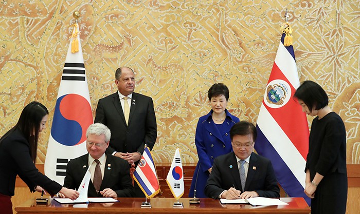 Costa Rica's Minister of Science, Technology and Telecommunications Marcelo Jenkins Coronas (seated, left) and Minister of Science, ICT and Future Planning Choi Yanghee (seated, right) sign an MOU covering cooperation on innovation, science, technology and the creative industries. Costa Rican President Luis Guillermo Solis Rivera (back, left) and President Park Geun-hye attend the signing ceremony, at Cheong Wa Dae on Oct. 12.