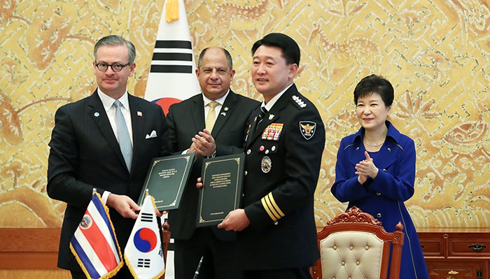 Costa Rican Foreign Minister Manuel Gonzalez Sanz (left) and Commissioner General of the Korea National Police Agency Lee Chul-sung (third from left) sign an MOU covering the sharing of public security techniques. Costa Rican President Luis Guillermo Solis Rivera (second from left) and President Park Geun-hye are present at the ceremony, at Cheong Wa Dae on Oct. 12.
