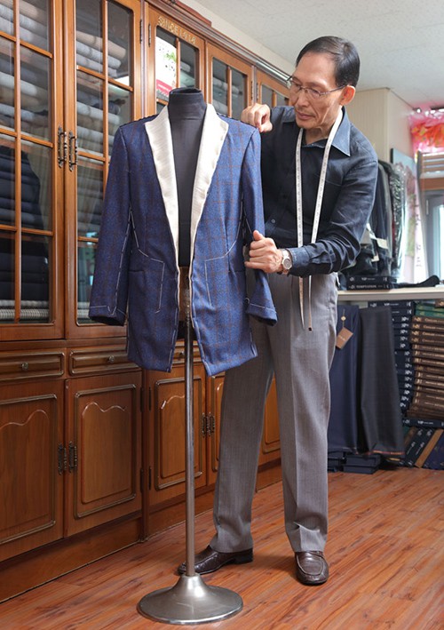 Yi Gyeong-ju is a 72-year-old tailor who inherited the family business from his father. He says a well-made suit makes people feel more comfortable when they wear it.