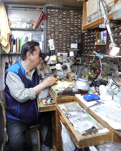 Watch repairman Oh Tae-jun repairs watches with a hammer that's more than 100 years old which he received from his father.