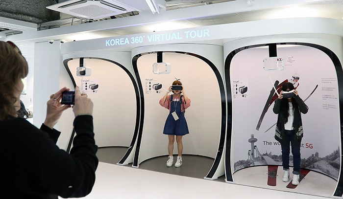 Winners of the Talk Talk Korea 2016 contest enjoy a virtual reality (VR) experience at the K-Style Hub in Seoul on Oct. 19.