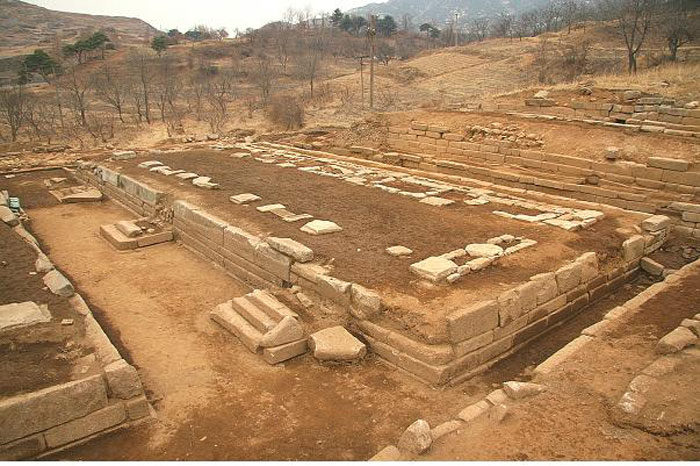 The palace remains at Manwoldae are from Goryeo times (918-1392). They were unearthed in 2008 as part of inter-Korean joint excavations.