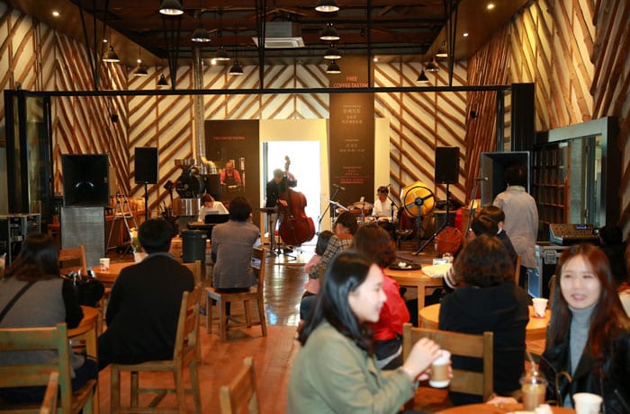 During colonial times, the Samrye Culture & Arts Village in Wanju-gun County, Jeollabuk-do Province, was a granary used to store harvested grain. Now, it has been transformed into a local arts center, with a media art museum, a book art center and a museum- and a culture-themed café. The venue offers many chances for local residents to have a cultural experience.